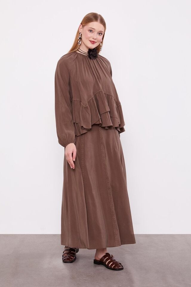 131036 ÖNÜ FİSTO DETAYLI SIFIR YAKA KOL UCU LASTİKLİ DÖKÜMLÜ BELİ KEMERLİ ÖNÜ FİSTO DETAYLI ETEKLİ TAKIM