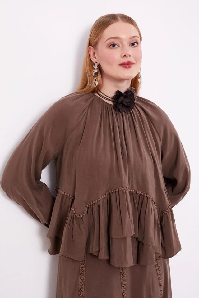 131036 ÖNÜ FİSTO DETAYLI SIFIR YAKA KOL UCU LASTİKLİ DÖKÜMLÜ BELİ KEMERLİ ÖNÜ FİSTO DETAYLI ETEKLİ TAKIM