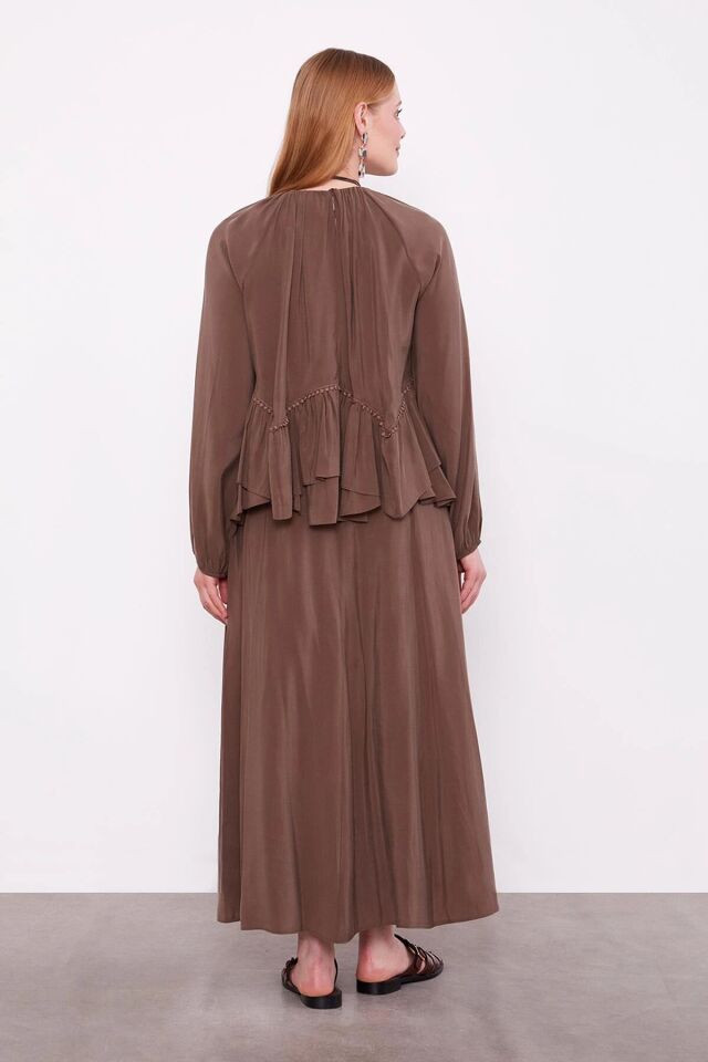 131036 ÖNÜ FİSTO DETAYLI SIFIR YAKA KOL UCU LASTİKLİ DÖKÜMLÜ BELİ KEMERLİ ÖNÜ FİSTO DETAYLI ETEKLİ TAKIM