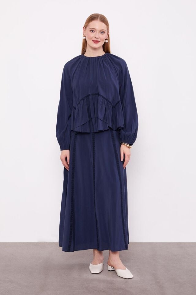 131036 ÖNÜ FİSTO DETAYLI SIFIR YAKA KOL UCU LASTİKLİ DÖKÜMLÜ BELİ KEMERLİ ÖNÜ FİSTO DETAYLI ETEKLİ TAKIM