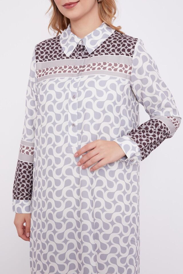 330227 GÖMLEK YAKA YARIYA KADAR DÜĞMELİ KOL UCU MANŞETLİ ETEĞİN UÇ KISMI FIRFIR DETAYLI DESENLİ GÜNLÜK ELBİSE