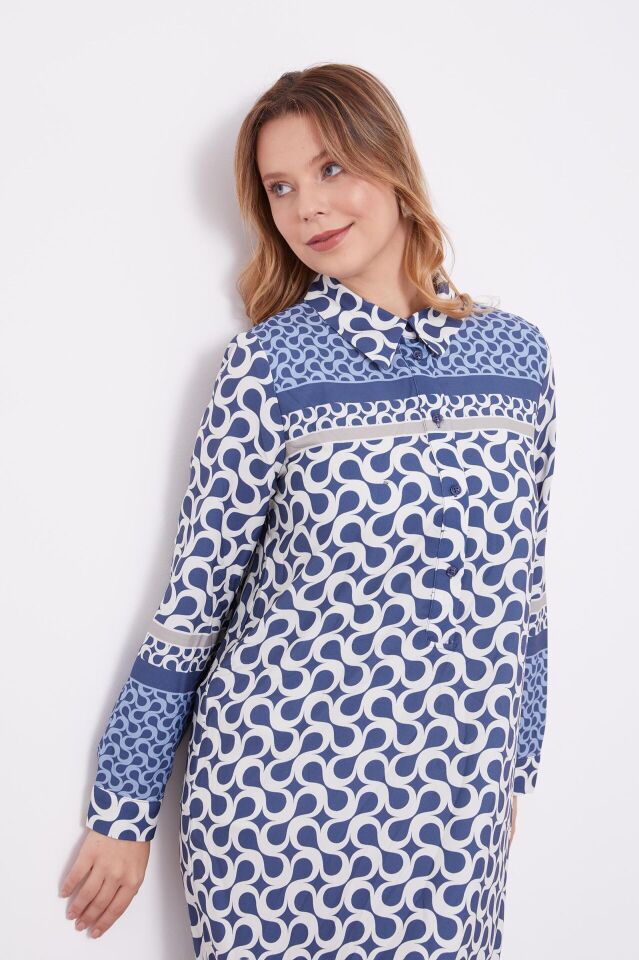 330227 GÖMLEK YAKA YARIYA KADAR DÜĞMELİ KOL UCU MANŞETLİ ETEĞİN UÇ KISMI FIRFIR DETAYLI DESENLİ GÜNLÜK ELBİSE