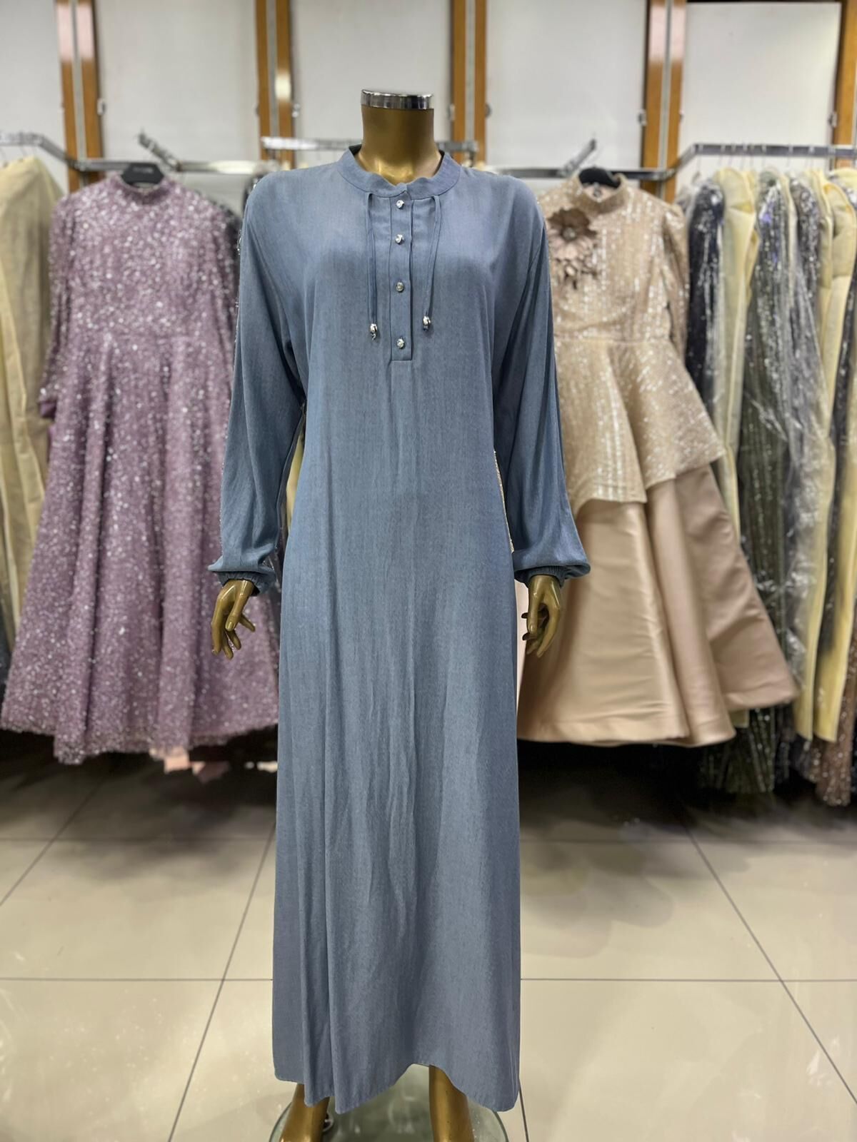 1042 HAKİM YAKA ÖNÜ GÖĞÜSE KADAR DÜĞMELİ KOL UCU LASTİKLİ YAKASI İP DETAYLI GÜNLÜK DÜZ RENK ELBİSE #05-25#