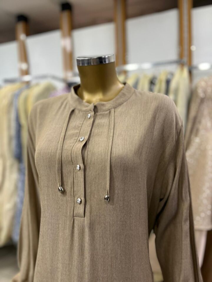 1042 HAKİM YAKA ÖNÜ GÖĞÜSE KADAR DÜĞMELİ KOL UCU LASTİKLİ YAKASI İP DETAYLI GÜNLÜK DÜZ RENK ELBİSE #05-25#