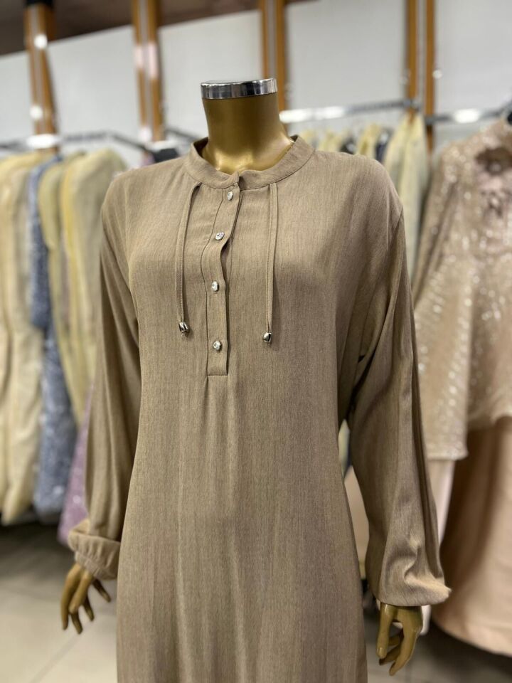 1042 HAKİM YAKA ÖNÜ GÖĞÜSE KADAR DÜĞMELİ KOL UCU LASTİKLİ YAKASI İP DETAYLI GÜNLÜK DÜZ RENK ELBİSE #05-25#