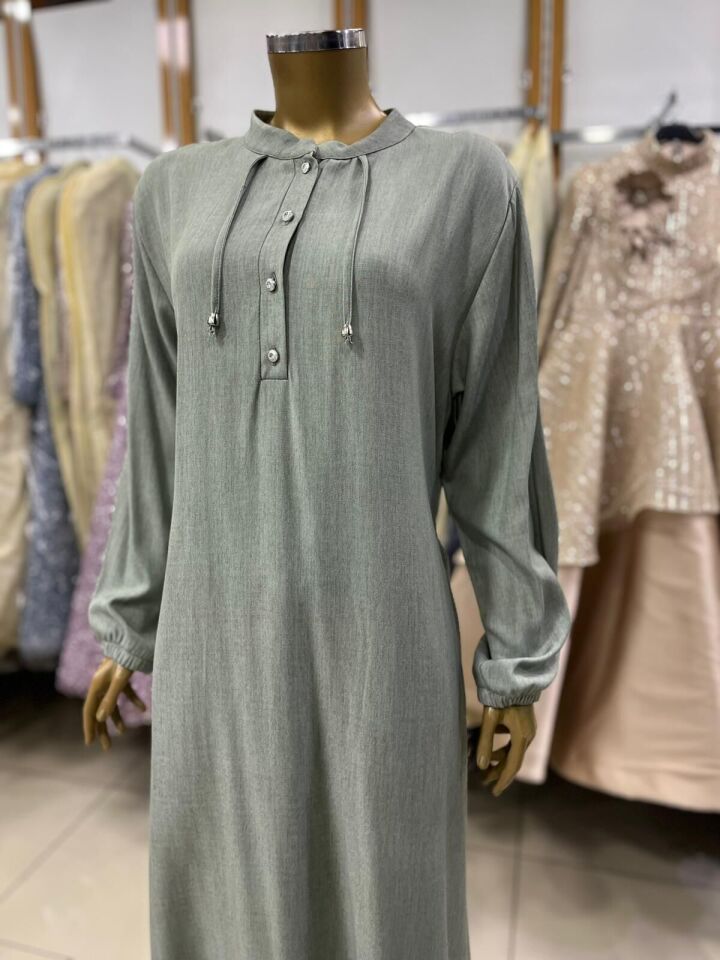 1042 HAKİM YAKA ÖNÜ GÖĞÜSE KADAR DÜĞMELİ KOL UCU LASTİKLİ YAKASI İP DETAYLI GÜNLÜK DÜZ RENK ELBİSE #05-25#