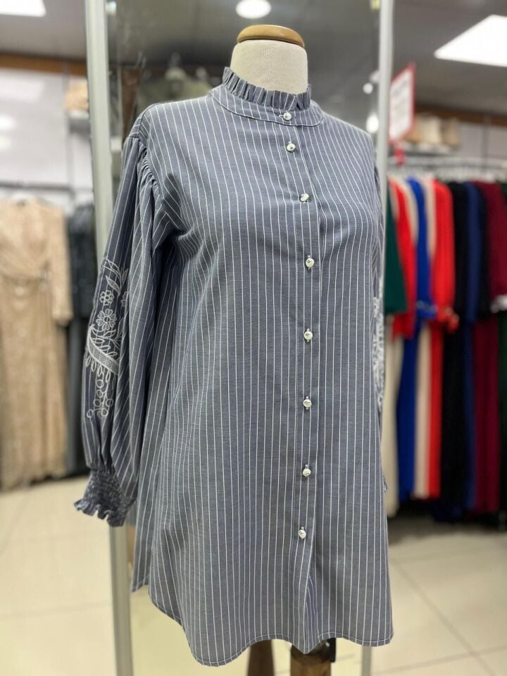 61052 ÖNÜ ÇİFT DÜĞMELİ KOL UCU LASTİKLİ TAŞ DESENLİ TUNİK #04-25#