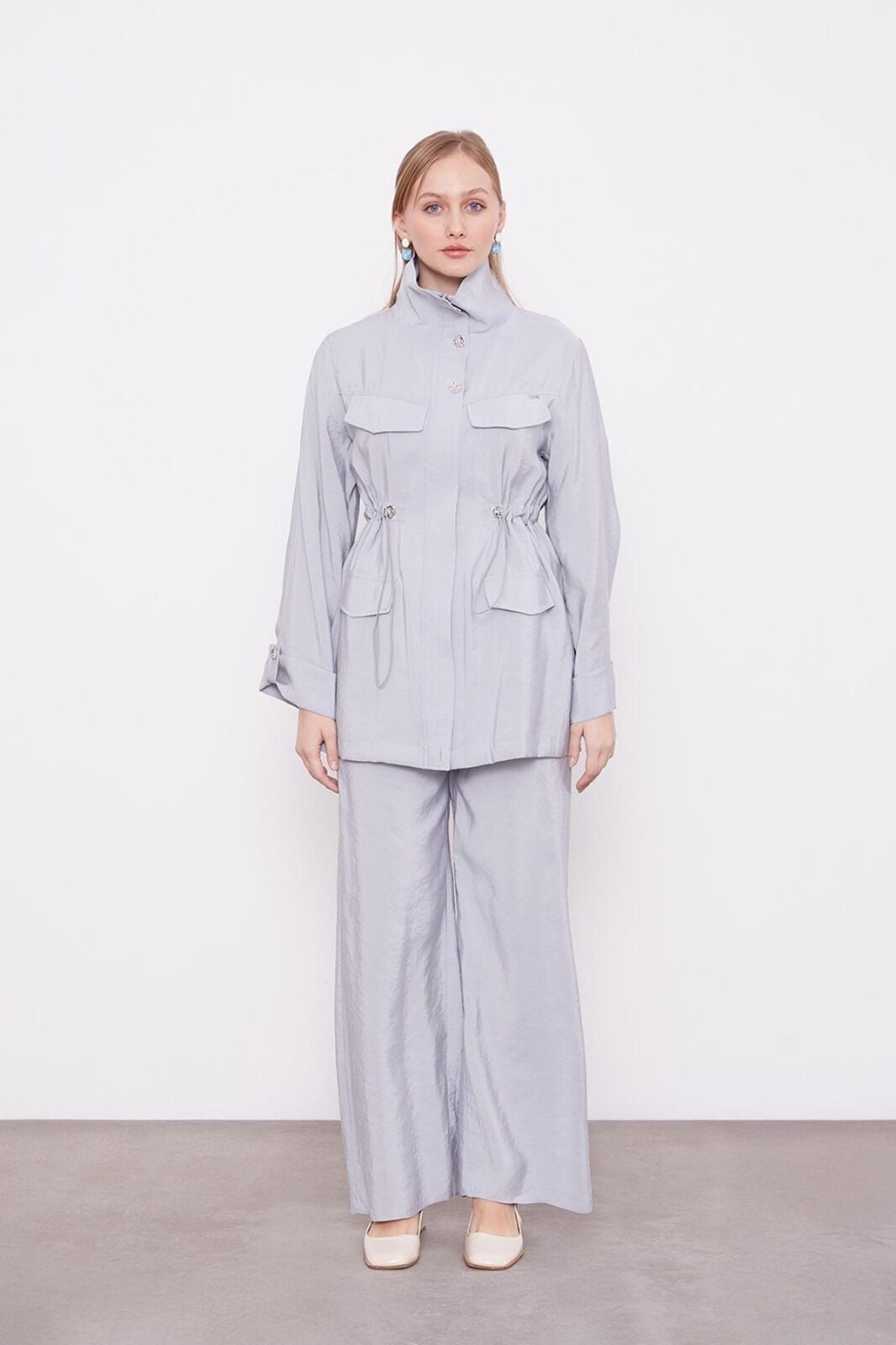 100540 GÖĞÜS VE ALT KISMI CEPLİ ÖNÜ FERMUARLI BELİ BÜZGÜLÜ KOL UCU KATLAMALI PANTOLONUN BELİ LASTİKLİ SPOR TAKIM #02-25#