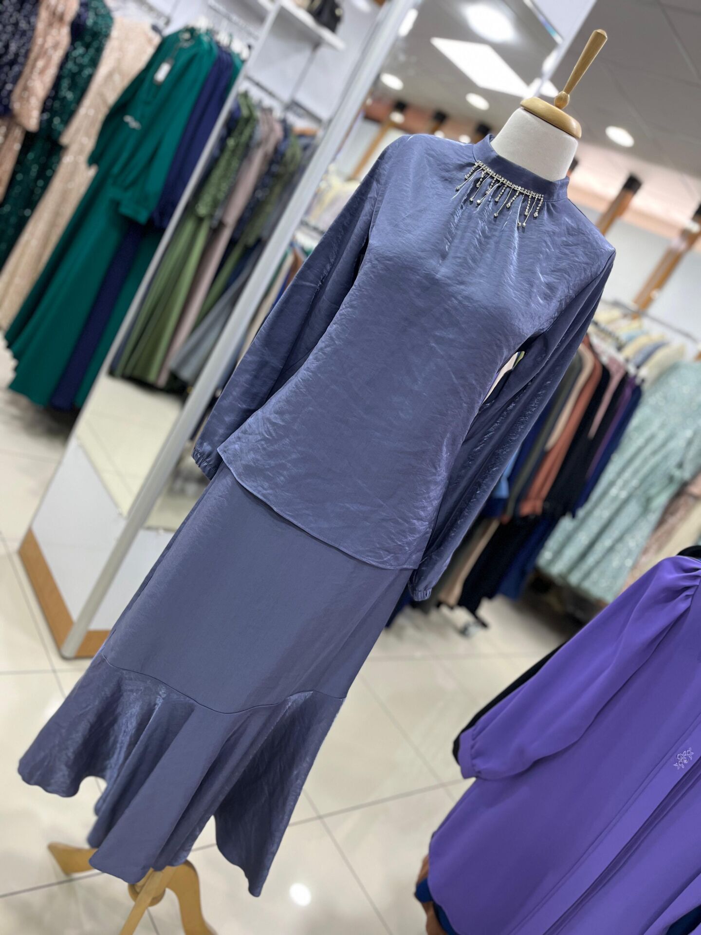 1609 ÜST SIFIR YAKA, YAKASI TAŞLI KOL UCU LASTİKLİ ETEĞİN BELİ FERMUARLI ALT KISMI VOLANLI ETEKLİ TAKIM #03-25#