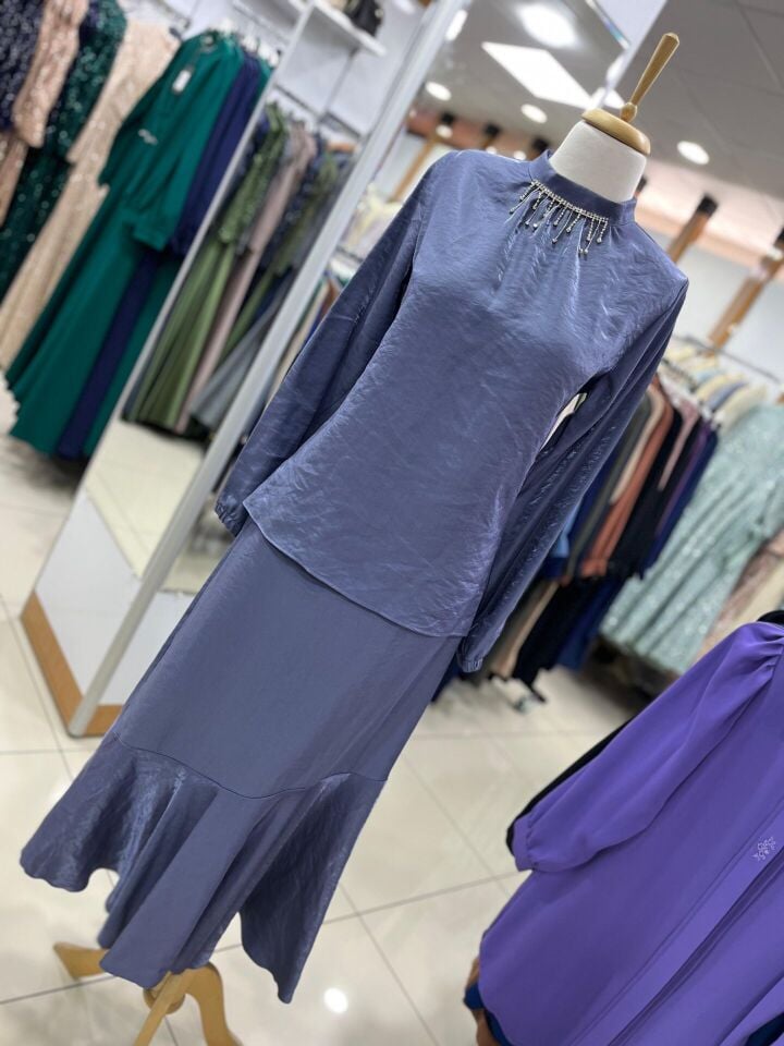 1609 ÜST SIFIR YAKA, YAKASI TAŞLI KOL UCU LASTİKLİ ETEĞİN BELİ FERMUARLI ALT KISMI VOLANLI ETEKLİ TAKIM #03-25#