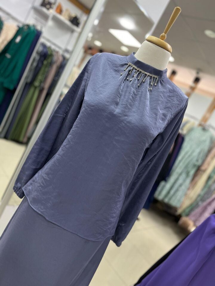 1609 ÜST SIFIR YAKA, YAKASI TAŞLI KOL UCU LASTİKLİ ETEĞİN BELİ FERMUARLI ALT KISMI VOLANLI ETEKLİ TAKIM #03-25#