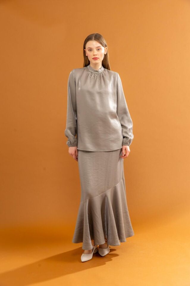 1609 ÜST SIFIR YAKA, YAKASI TAŞLI KOL UCU LASTİKLİ ETEĞİN BELİ FERMUARLI ALT KISMI VOLANLI ETEKLİ TAKIM #03-25#