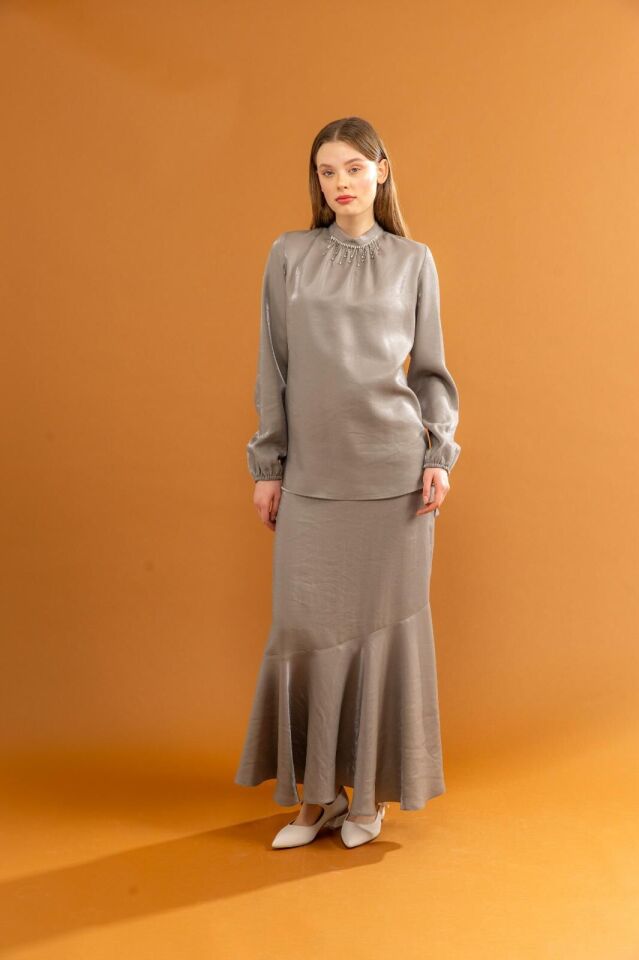 1609 ÜST SIFIR YAKA, YAKASI TAŞLI KOL UCU LASTİKLİ ETEĞİN BELİ FERMUARLI ALT KISMI VOLANLI ETEKLİ TAKIM #03-25#