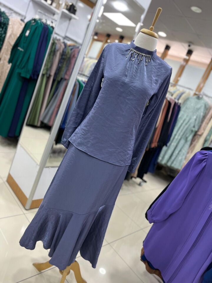 1609 ÜST SIFIR YAKA, YAKASI TAŞLI KOL UCU LASTİKLİ ETEĞİN BELİ FERMUARLI ALT KISMI VOLANLI ETEKLİ TAKIM #03-25#