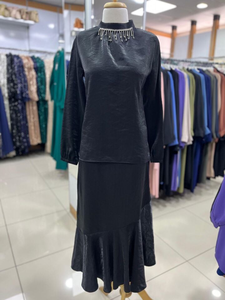 1609 ÜST SIFIR YAKA, YAKASI TAŞLI KOL UCU LASTİKLİ ETEĞİN BELİ FERMUARLI ALT KISMI VOLANLI ETEKLİ TAKIM #03-25#