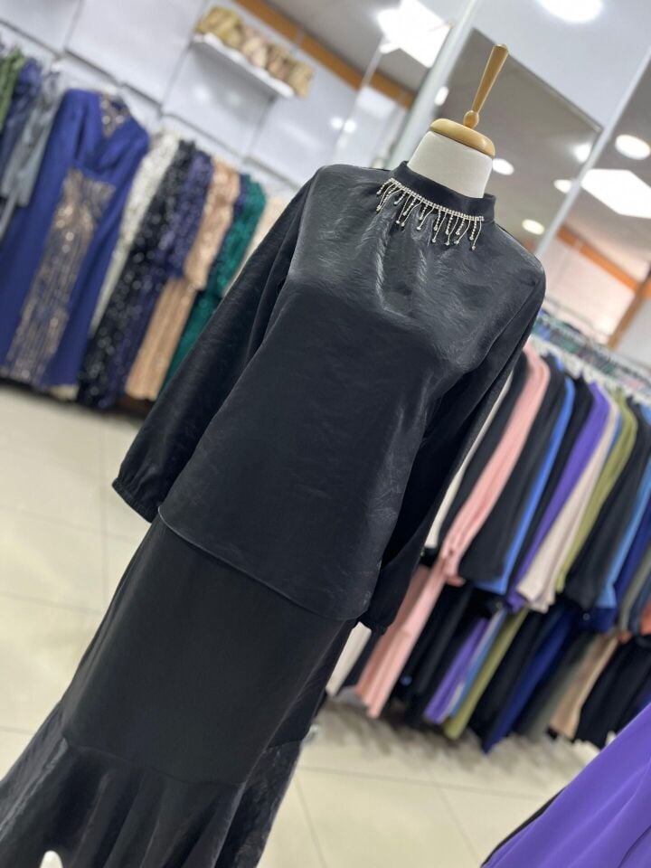 1609 ÜST SIFIR YAKA, YAKASI TAŞLI KOL UCU LASTİKLİ ETEĞİN BELİ FERMUARLI ALT KISMI VOLANLI ETEKLİ TAKIM #03-25#