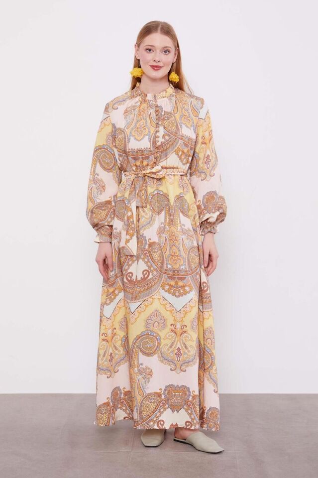 330288 SIFIR YAKA YAKASI FIRFIR DETAYLI YAKADAN BELE KADAR DÜĞMELİ KOL UCU VE BELİ LASTİKLİ KUŞAKLI ELBİSE