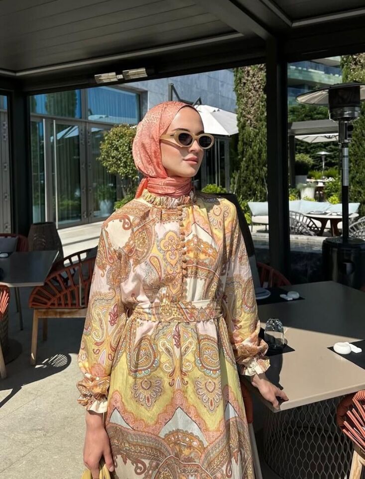 330288 SIFIR YAKA YAKASI FIRFIR DETAYLI YAKADAN BELE KADAR DÜĞMELİ KOL UCU VE BELİ LASTİKLİ KUŞAKLI ELBİSE