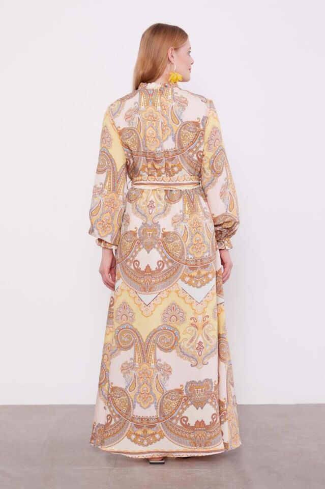 330288 SIFIR YAKA YAKASI FIRFIR DETAYLI YAKADAN BELE KADAR DÜĞMELİ KOL UCU VE BELİ LASTİKLİ KUŞAKLI ELBİSE