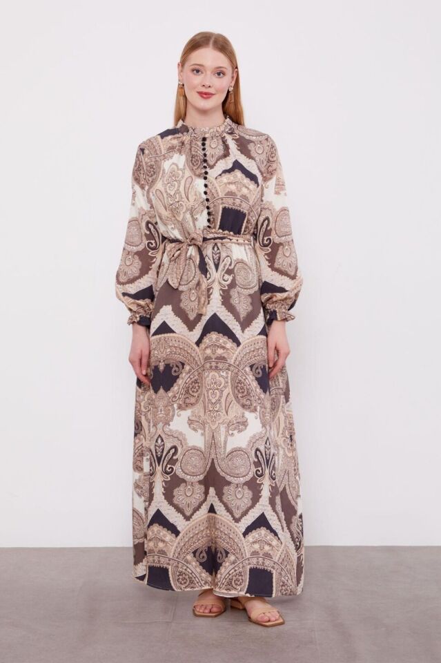 330288 SIFIR YAKA YAKASI FIRFIR DETAYLI YAKADAN BELE KADAR DÜĞMELİ KOL UCU VE BELİ LASTİKLİ KUŞAKLI ELBİSE