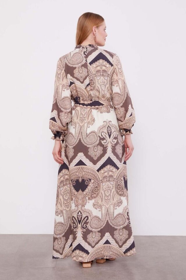 330288 SIFIR YAKA YAKASI FIRFIR DETAYLI YAKADAN BELE KADAR DÜĞMELİ KOL UCU VE BELİ LASTİKLİ KUŞAKLI ELBİSE