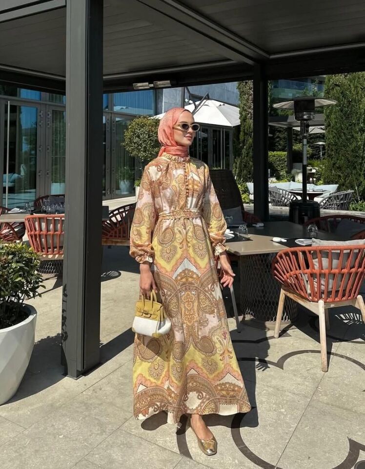 330288 SIFIR YAKA YAKASI FIRFIR DETAYLI YAKADAN BELE KADAR DÜĞMELİ KOL UCU VE BELİ LASTİKLİ KUŞAKLI ELBİSE