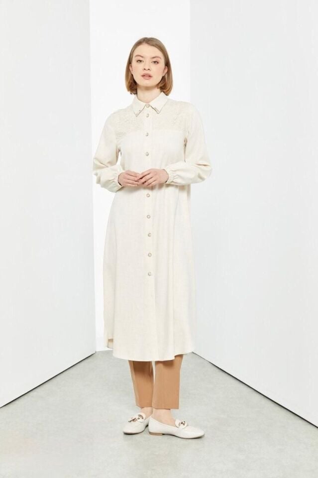 65012 ÖNÜ BOYDAN DÜĞMELİ ÖN KISMI YARIYA KADAR NAKIŞ DETAYLI KOL UCU LASTİKLİ GÖMLEK YAKA UZUN TUNİK #03-25#