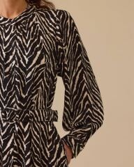 1015 BALON KOL ÖNDEN DÜĞMELİ BELİ KEMERLİ ZEBRA DESENLİ ŞIK ELBİSE #03-25#