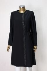 61147 YAKASI VE ÖNÜ TAŞ DETAYLI BELİ BAĞLAMALI TÜLLÜ RAHAT KESİM TUNİK QYS TUNİK 61147 #23-06#