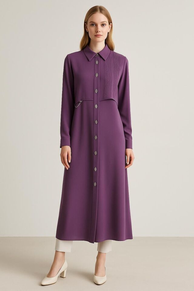 25154 GÖMLEK YAKA ÖNÜ ÇITÇIT KAPAMALI BİR YANI YARIYA KADAR BÜZGÜ KUMAŞ DETAYLI ÖN KISMI ZİNCİR DETAYLI UZUN TUNİK #06-25#