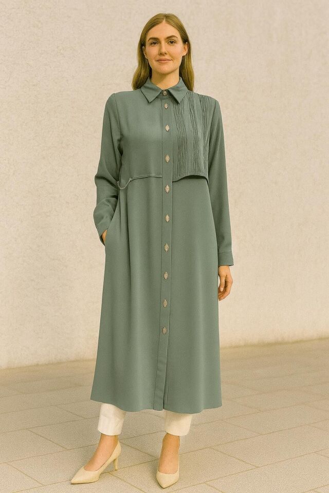 25154 GÖMLEK YAKA ÖNÜ ÇITÇIT KAPAMALI BİR YANI YARIYA KADAR BÜZGÜ KUMAŞ DETAYLI ÖN KISMI ZİNCİR DETAYLI UZUN TUNİK #06-25#