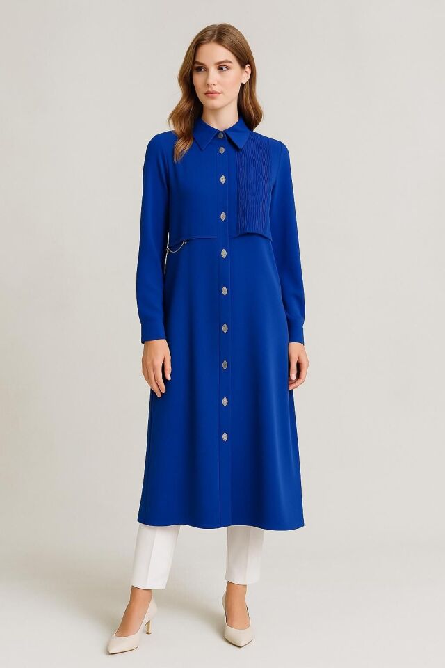 25154 GÖMLEK YAKA ÖNÜ ÇITÇIT KAPAMALI BİR YANI YARIYA KADAR BÜZGÜ KUMAŞ DETAYLI ÖN KISMI ZİNCİR DETAYLI UZUN TUNİK #06-25#