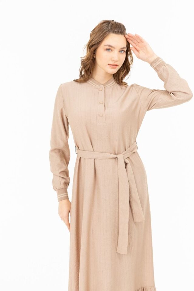 2122 ÖNÜ YARIM DÜĞMELİ YAKASI VE KOL UCU LASTİKLİ ARKA KISMI DÜZ ÖN KISMI FIRFIR DETAYLI RİBANA ELBİSE #04-25#