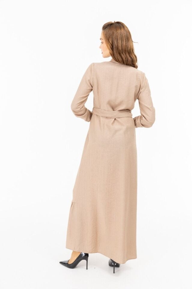 2122 ÖNÜ YARIM DÜĞMELİ YAKASI VE KOL UCU LASTİKLİ ARKA KISMI DÜZ ÖN KISMI FIRFIR DETAYLI RİBANA ELBİSE #04-25#