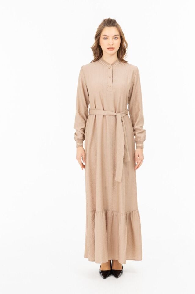 2122 ÖNÜ YARIM DÜĞMELİ YAKASI VE KOL UCU LASTİKLİ ARKA KISMI DÜZ ÖN KISMI FIRFIR DETAYLI RİBANA ELBİSE #04-25#