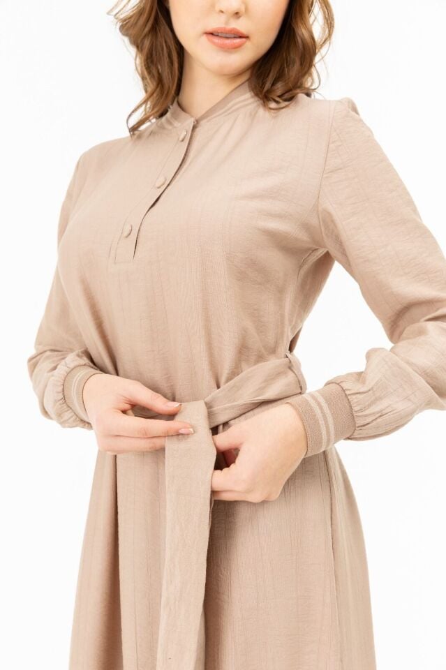 2122 ÖNÜ YARIM DÜĞMELİ YAKASI VE KOL UCU LASTİKLİ ARKA KISMI DÜZ ÖN KISMI FIRFIR DETAYLI RİBANA ELBİSE #04-25#