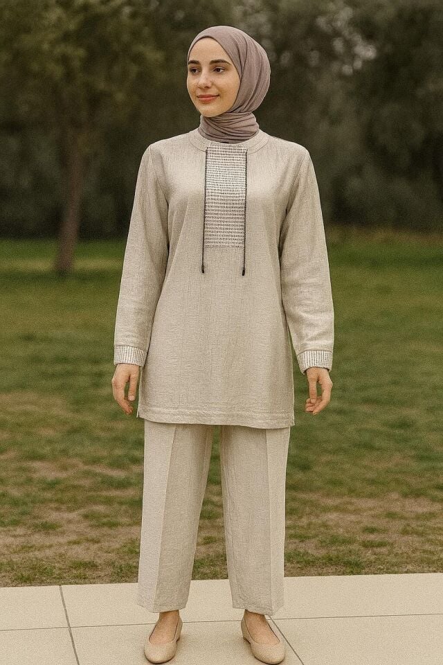 2040 YAKASI SIFIR YAKA VE İPLİ KOL UCU VE ÖNÜ FİLE DETAYLI ETEK UCU BÜZGÜLÜ PANTOLONUN BELİ LASTİKLİ BOL PAÇA SPOR İKİLİ TAKIM #04-25#