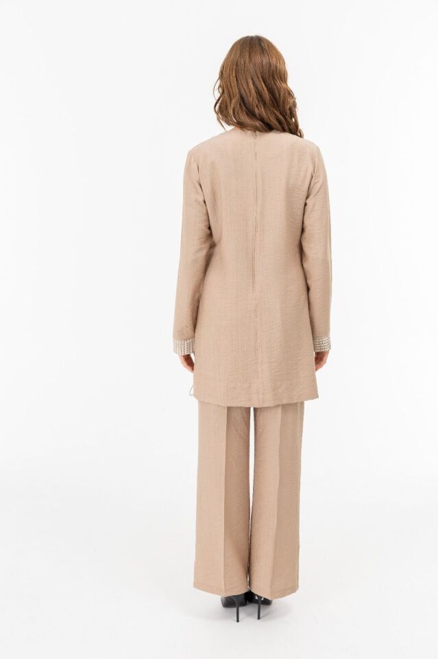 2040 YAKASI SIFIR YAKA VE İPLİ KOL UCU VE ÖNÜ FİLE DETAYLI ETEK UCU BÜZGÜLÜ PANTOLONUN BELİ LASTİKLİ BOL PAÇA SPOR İKİLİ TAKIM #04-25#