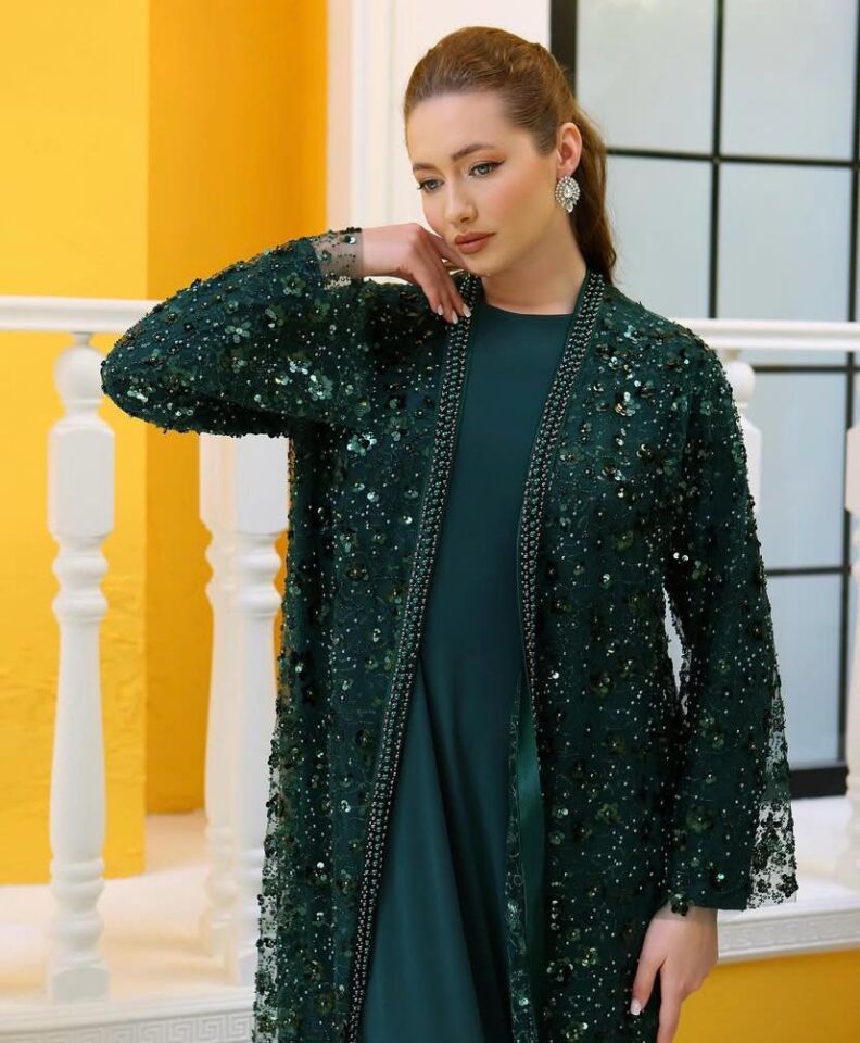 42905 BÜYÜK BEDEN  İÇ SANDY KUMAŞ DIŞ KENARLARI BONCUK DETAY PUL VE TAŞLI İKİLİ ABAYA