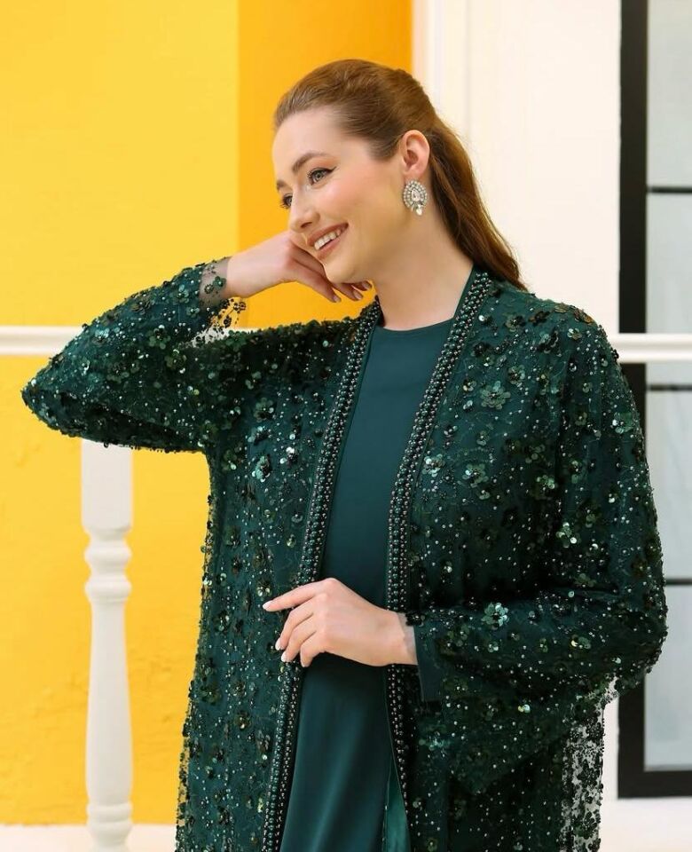 42905 BÜYÜK BEDEN  İÇ SANDY KUMAŞ DIŞ KENARLARI BONCUK DETAY PUL VE TAŞLI İKİLİ ABAYA