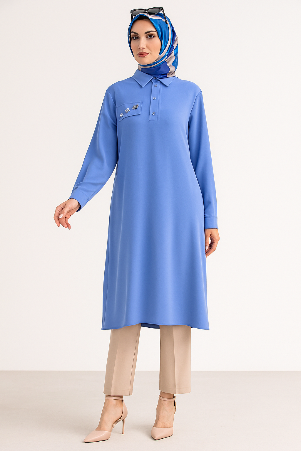 2101 ÖNÜ GÖĞÜSE KADAR YARIM DÜĞMELİ KOL UCU MANŞETLİ ÖN KISMI CEP GÖRÜNÜMLÜ CEP KISMI TAŞ VE BONCUK İŞLEMELİ TUNİK #05-25#