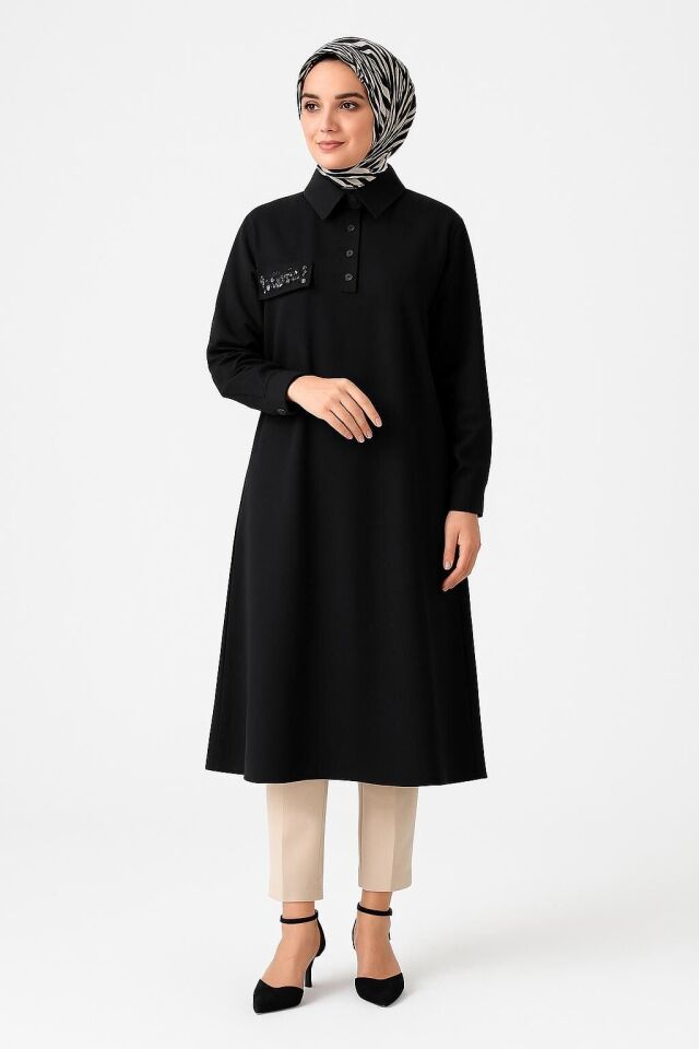 2101 ÖNÜ GÖĞÜSE KADAR YARIM DÜĞMELİ KOL UCU MANŞETLİ ÖN KISMI CEP GÖRÜNÜMLÜ CEP KISMI TAŞ VE BONCUK İŞLEMELİ TUNİK #05-25#