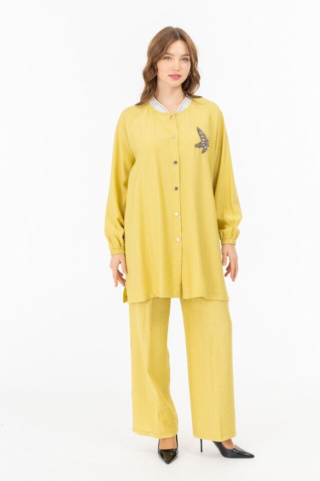 2052 YAKA KISMI LASTİKLİ ÖNÜ BOYDAN DÜĞMELİ ÖNDEN GÖĞÜS KISMI TAŞ DETAYLI KOL UCU LASTİKLİ PANTOLONUN BELİ LASTİKLİ SPOR ŞIK İKİLİ TAKIM #05-25#