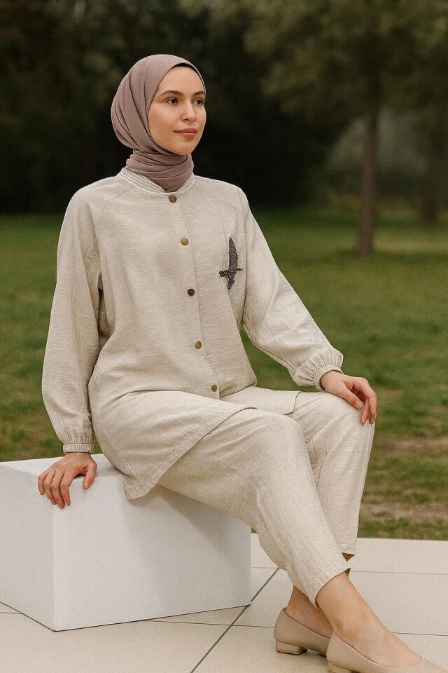 2052 YAKA KISMI LASTİKLİ ÖNÜ BOYDAN DÜĞMELİ ÖNDEN GÖĞÜS KISMI TAŞ DETAYLI KOL UCU LASTİKLİ PANTOLONUN BELİ LASTİKLİ SPOR ŞIK İKİLİ TAKIM #05-25#