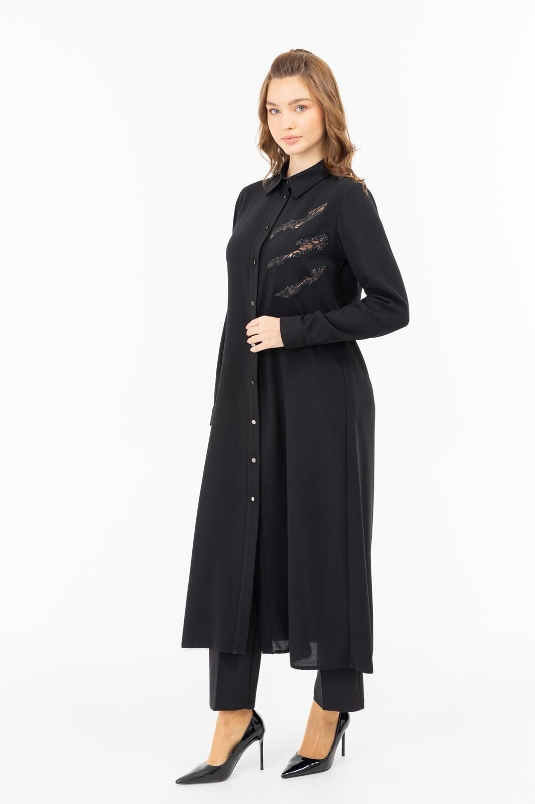 2087 ÖNÜ BOYDAN DÜĞMELİ KOL UCU MANŞETLİ GÖMLEK YAKA ÖN KISMI TAŞ VE BASKI DETAYLI ŞIK TUNİK #07-25#