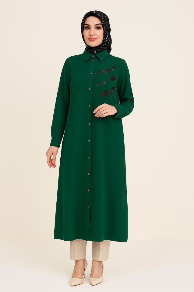 2087 ÖNÜ BOYDAN DÜĞMELİ KOL UCU MANŞETLİ GÖMLEK YAKA ÖN KISMI TAŞ VE BASKI DETAYLI ŞIK TUNİK #07-25#