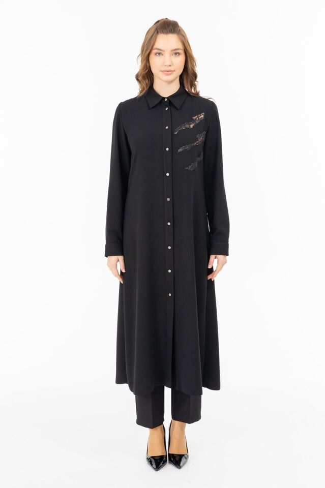 2087 ÖNÜ BOYDAN DÜĞMELİ KOL UCU MANŞETLİ GÖMLEK YAKA ÖN KISMI TAŞ VE BASKI DETAYLI ŞIK TUNİK #07-25#