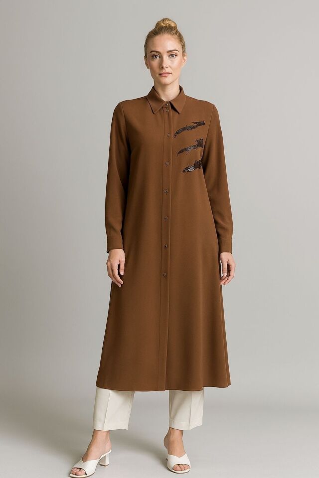 2087 ÖNÜ BOYDAN DÜĞMELİ KOL UCU MANŞETLİ GÖMLEK YAKA ÖN KISMI TAŞ VE BASKI DETAYLI ŞIK TUNİK #07-25#