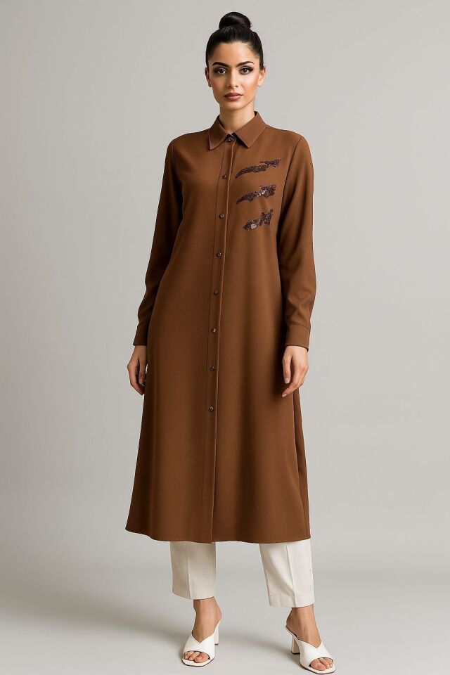 2087 ÖNÜ BOYDAN DÜĞMELİ KOL UCU MANŞETLİ GÖMLEK YAKA ÖN KISMI TAŞ VE BASKI DETAYLI ŞIK TUNİK #07-25#