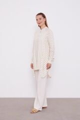 230092 ÖNÜ DÜĞMELİ ÇİZGİLİ KENARLARI YIRTMAÇLI OVERSİZE GÖMLEK #03-25#